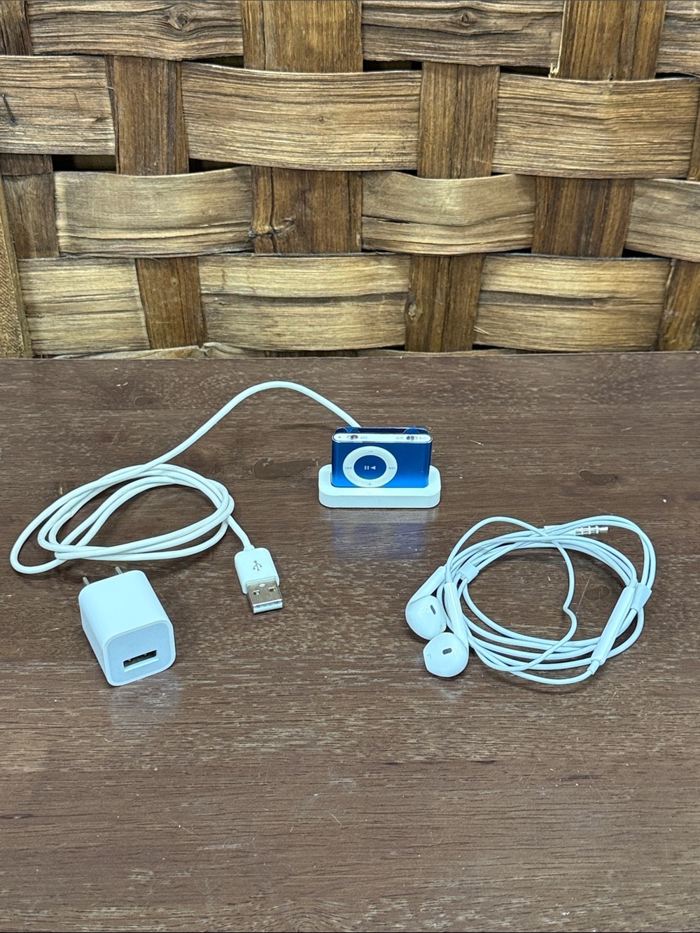 Apple iPod Shuffle 2nd Gen A1204 Blue Tested Working w Earbuds & Charging Cable